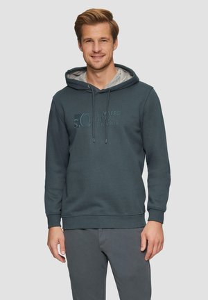 Donkergroene hoodie met een grijs gevoerde capuchon, voorzien van een vooraanstaande grafische tekstontwerp. Gemaakt van zachte stof met ribgebreide manchetten en zoom.