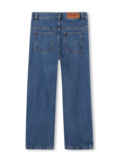 Jeans en denim bleu foncé avec une coupe droite, présentant un patch en cuir sur la taille et deux poches arrière.