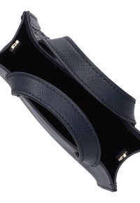Marineblauwe handtas met een textuurafwerking, voorzien van twee ronde handvatten en een ruime open binnenkant met een subtiele metalen slotdetail.