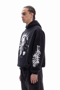 Μαύρο φούτερ με κουκούλα που διαθέτει γραφικό μπροστινό σχέδιο και λευκό τύπωμα στο μανίκι. Κατασκευασμένο από βαμβάκι, έχει άνετη εφαρμογή και τσέπη καγκουρό. Υφή υφάσματος.