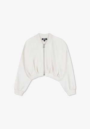 Veste bomber blanche raccourcie avec une texture lisse, fermeture éclair à l'avant, poignets côtelés et col arrondi. Confectionnée en matériau doux et léger.