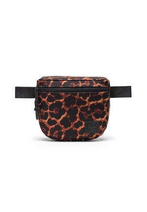 Pochette en imprimé léopard noir et orange avec fermeture éclair, forme rectangulaire, en tissu, et bandoulière réglable. Présente une étiquette de marque sur le devant.