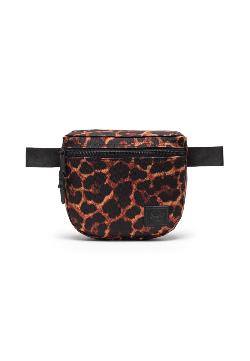 Sort og orange leopardmønstret pouch med lynlåslukning, rektangulær form, stofmateriale og justerbar rem. Har et mærketag på forsiden.