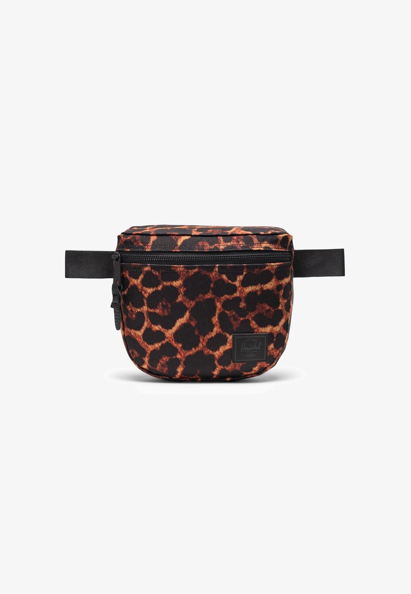 Zwarte en oranje luipaardprint pouch met ritsluiting, rechthoekige vorm, gemaakt van stof en met een verstelbare schouderband. Voorzien van een merklabel aan de voorkant.