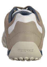 Sneaker beige e grigio in materiale scamosciato e rete, con retro arrotondato, suola in gomma con impugnature testurizzate e marchio "GEOX".