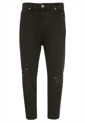 Jeans skinny in denim nero con dettagli strappati, tra cui ginocchia strappate e macchie di vernice. Presentano una chiusura a bottone e cinque tasche.