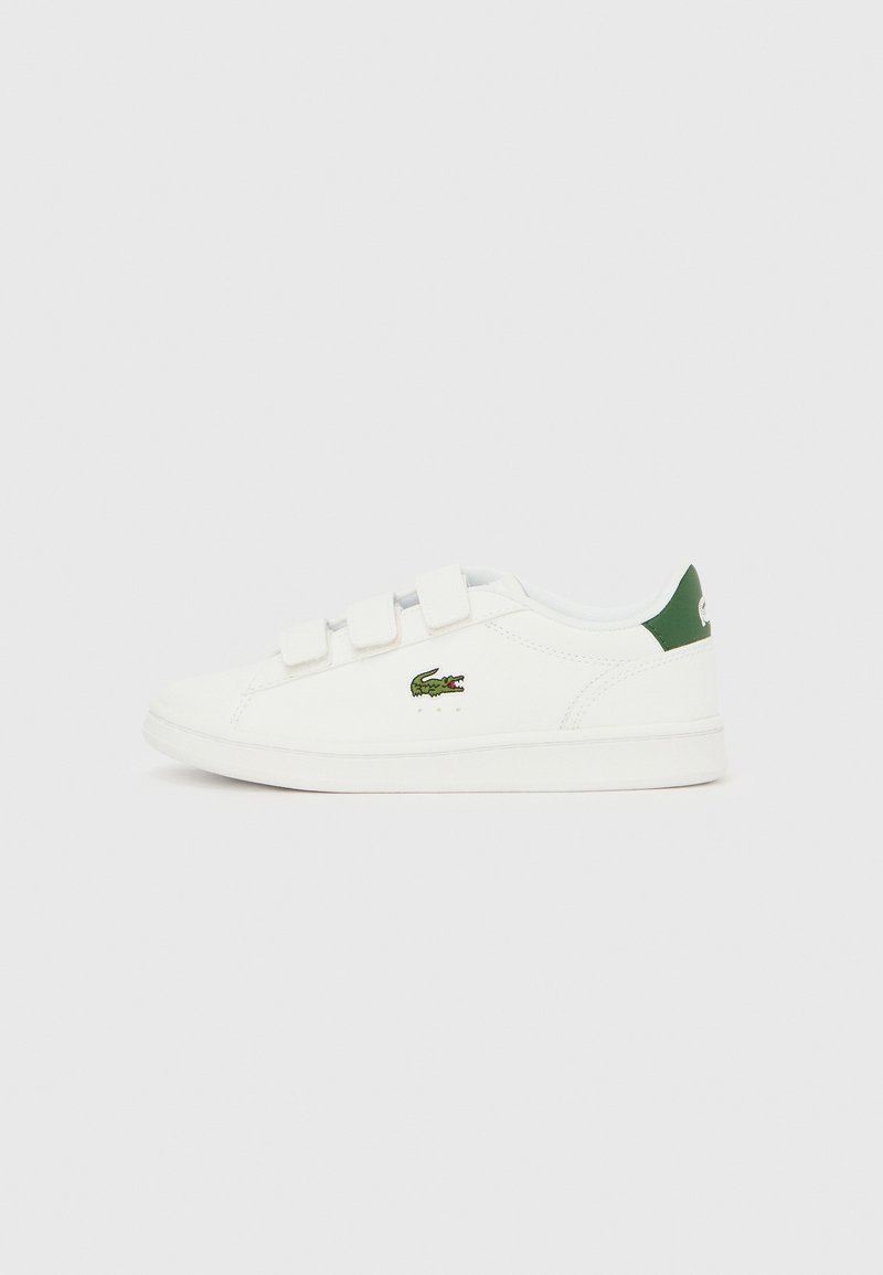 Λευκά αθλητικά παπούτσια με υφασμένη επιφάνεια, που διαθέτουν τρεις ιμάντες με βέλκρο και πράσινη λεπτομέρεια στη φτέρνα, με λογότυπο πράσινου κροκόδειλου.