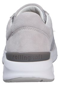 Helle graue Wildledersneaker mit einem strukturierten Mesh-Panel, gepolstertem weißen Sohlen und "rollingsoft"-Branding an der Ferse.