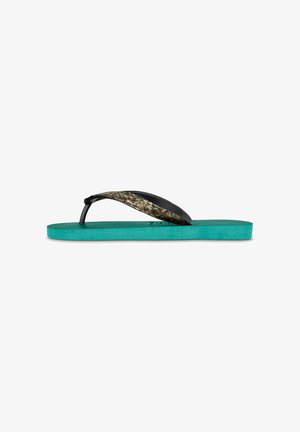 Tongs avec une semelle en caoutchouc turquoise, surface texturée et une bride noire présentant un accent en motif peau de serpent dorée.