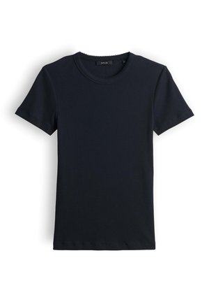 Zwart geribd T-shirt met korte mouwen, ronde halslijn en subtiele decoratieve rand, plat liggend op een witte achtergrond.