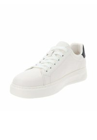 Sneaker in pelle bianca con punta rotonda, suola piatta bianca e accentuazione nera sul tallone. Presenta lacci e dettagli ricamati sui lati.