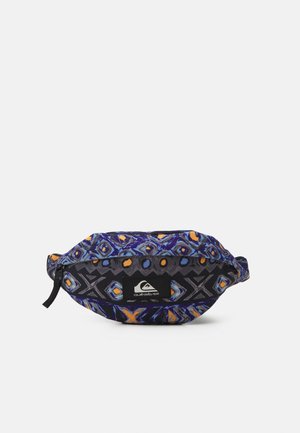 Sac banane avec des motifs abstraits bleus, noirs, orange et jaunes et un patch logo Quiksilver noir au centre devant.