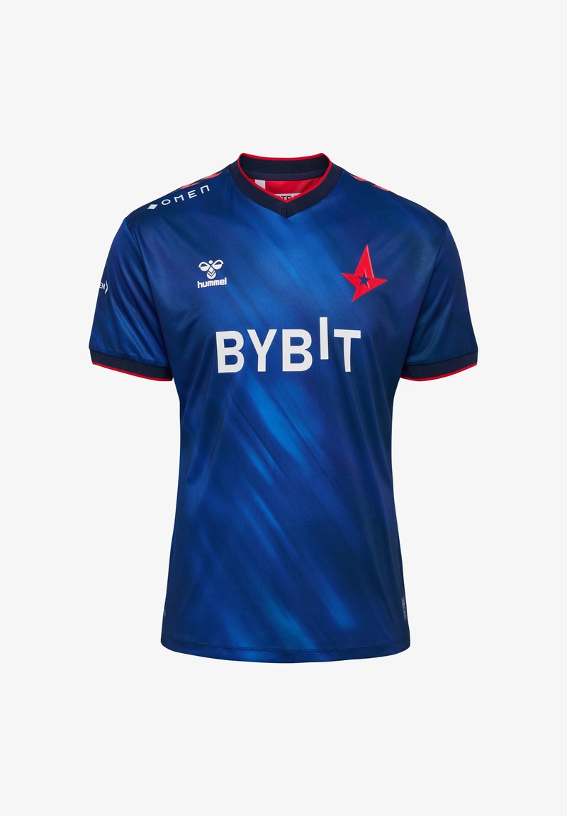 Blauwe sporttrui met een gradient ontwerp, rode accenten, V-hals kraag, opvallend wit "BYBIT" logo en "hummel" branding op de schouders.