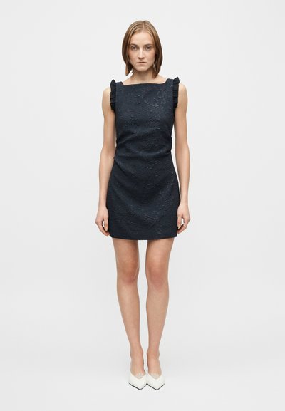 Rochie bleumarin cu model texturat floral, decolteu pătrat și bretele cu volane. Design scurt, mulat, cu finisaj neted și stil minimalist.