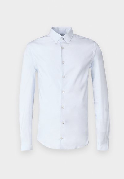 Svetlomodrá košeľa s dlhým rukávom a golierom na gombíky, s piatimi gombíkmi vpredu a hladkou, mierne lesklou bavlnenou textúrou.