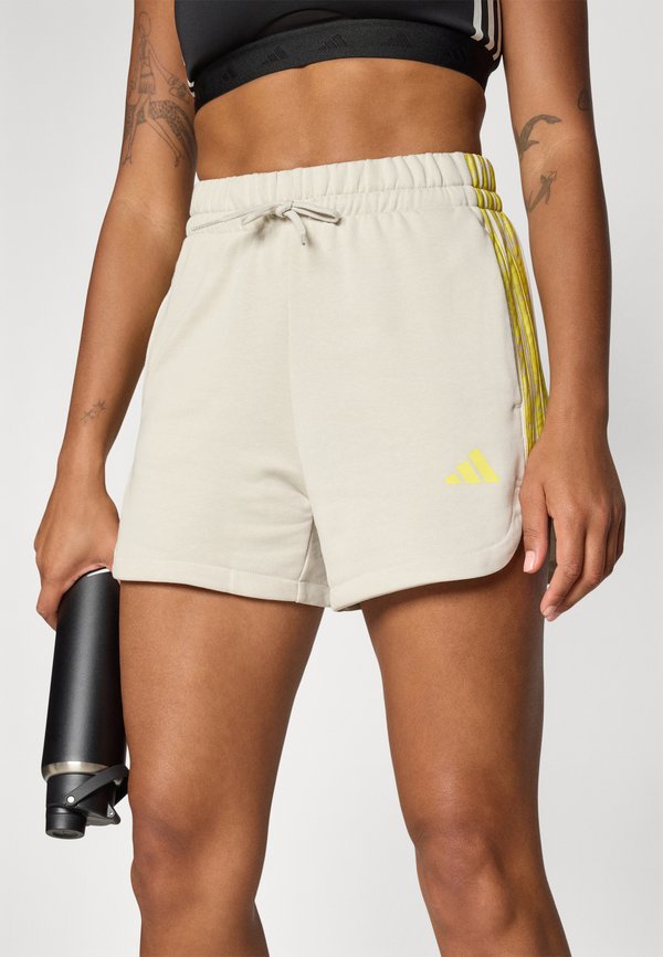 ESSENTIALS 3 STRIPES PRINT CARGO - Sports shorts - alumina2