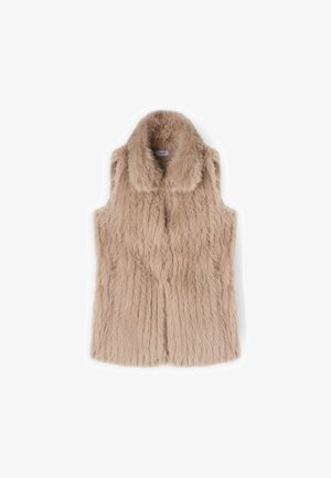 Beżowa kamizelka z futra sztucznego z kołnierzem, o bezrękawnikowym fasonie i miękkiej, szorstkiej teksturze, z eleganckim zapięciem z przodu bez widocznych zapięć.