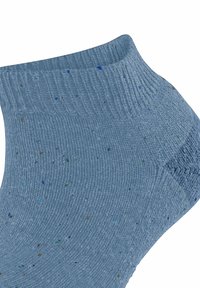 Chaussette de cheville bleue en matériau texturé avec des éclats multicolores. Présente un poignet côtelé et une finition lisse.