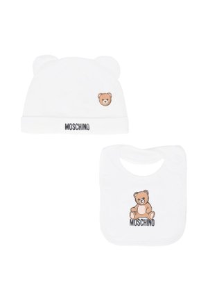 Witte katoenen baby muts met berenoren, voorzien van een berenafbeelding en het "MOSCHINO" logo. Vergezeld door een bijpassende slab met een berenontwerp.