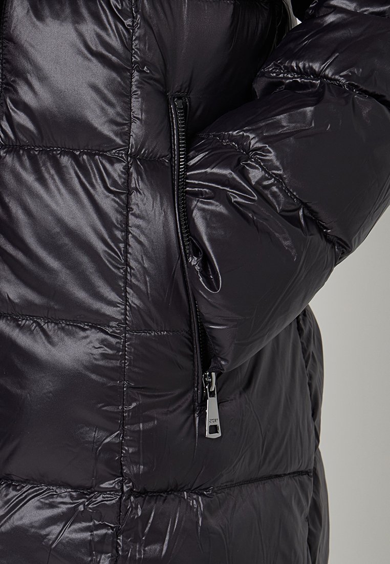 Schwarze, gesteppte Pufferjacke mit glänzender Oberfläche. Verfügt über eine seitliche Reißverschlusstasche und eine weiche Textur. Elegantes Design mit gesteppten Paneelen.