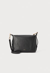 Sac bandoulière en cuir noir avec quincaillerie dorée, forme rectangulaire, bandoulière ajustable et logo embossé à l'avant. Texture lisse.
