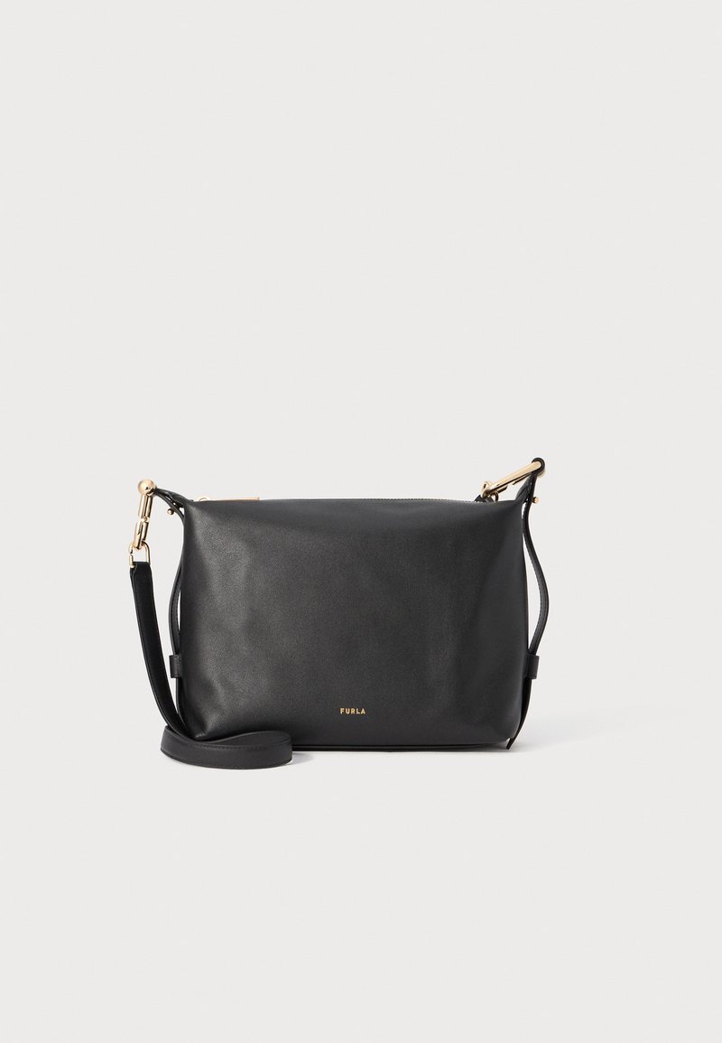 Sac bandoulière en cuir noir avec quincaillerie dorée, forme rectangulaire, bandoulière ajustable et logo embossé à l'avant. Texture lisse.