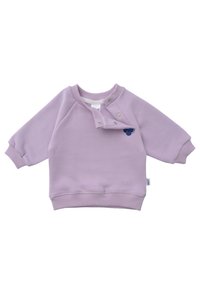 Lilafarbener Pullover mit Rundhalsausschnitt, Druckknopfverschluss, gerippten Bündchen und einem kleinen blauen Grafikdetail auf der Brust.