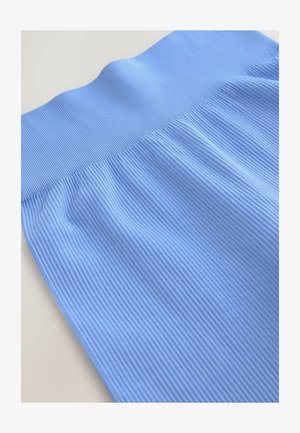 Jasnoniebieski, żebrowany materiał z szerokim pasem i miękką strukturą, wyeksponowany pod kątem, aby podkreślić wzór i fałdy tkaniny.
