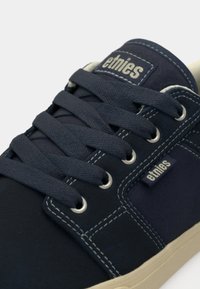Baskets bleu marine en toile et en daim, dotées de lacets ronds, d'œillets en métal et d'une étiquette logo distincte "etnies".