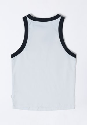 Camiseta sin mangas de color azul claro con ribete negro; tela suave y ligera; escote redondeado; dobladillo recto. Sin patrones ni adornos adicionales.