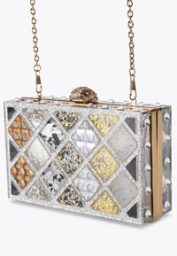 Clutch scintillante con un motivo a diamante, caratterizzato da accenti metallici oro, argento e nero. Superfici testurizzate e una chiusura decorativa completano il look.