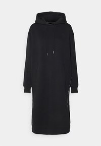 Musta pitkä huppumekko, jossa on etutasku, kiristettävä huppu, ribattu hihan suut ja hienovarainen sivureikä, sekä valkoinen teksti.