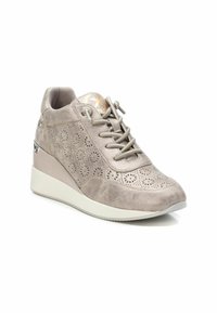 Le sneaker wedge in suede beige presentano motivi floreali perforati, una superficie testurizzata, chiusura con lacci e un sottile accento metallico sul tallone.