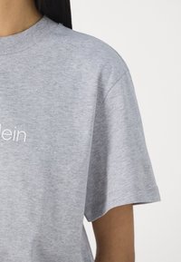 Calvin Klein HERO LOGO REGULAR - Triko s potiskem - light grey