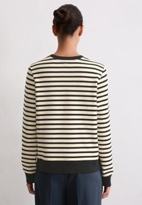 Gestreepte sweatshirt met crème en donkergroene strepen, met een ronde hals, lange mouwen en ribgebreide manchetten en zoom. Hamerde structuur.