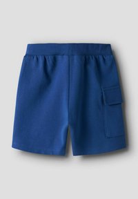 Shorts en mélange de coton bleu avec une taille élastique, une poche latérale et une texture lisse. Le design est simple et fonctionnel.