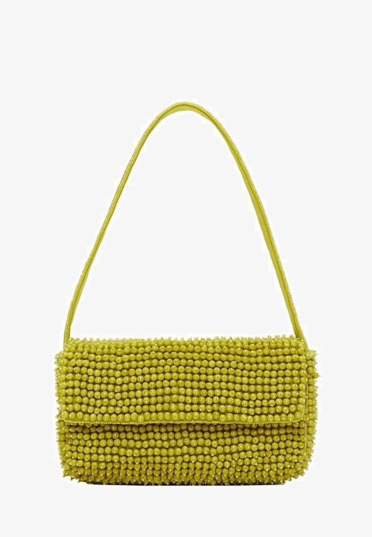 Petit sac à main rectangulaire recouvert de perles rondes jaunes, avec une fine bandoulière simple et une fermeture à rabat.