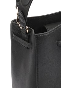 Zwarte leren handtas met een gestructureerd oppervlak, gouden hardware en een korte schouderband met een gesp. Minimalistisch ontwerp en gestructureerde vorm.