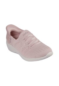 Zapatilla deportiva de color rosa claro con parte superior de tejido de punto, cordones elásticos, puntera redondeada y suela blanca con una ligera elevación en el talón.