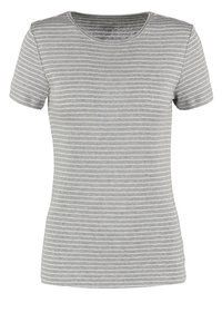 Camiseta gris de manga corta con finas rayas horizontales blancas, escote redondo y corte ajustado.