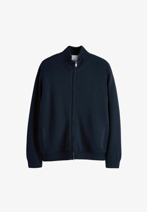 Marineblaue Reißverschlussjacke aus weichem Stoff, mit hohem Kragen, Seitentaschen und gerippten Bündchen mit glatter Textur.