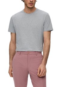 Grijze korte mouwen t-shirt in een zachte katoenmix, gecombineerd met lichtroze op maat gemaakte broeken met een knoopsluiting.