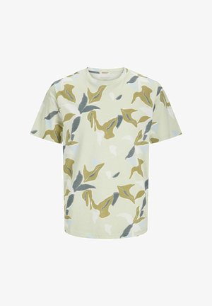 Svetlo zelena majica s kratkimi rokavi z vzorcem listov v olivni, mornarski in beli barvi. Mehka bombažna tkanina z udobnim krojem.