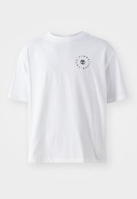 Hvit bomull t-skjorte med rund halsutringning, korte ermer og et lite svart grafisk design som viser et tre og tekst på venstre side.