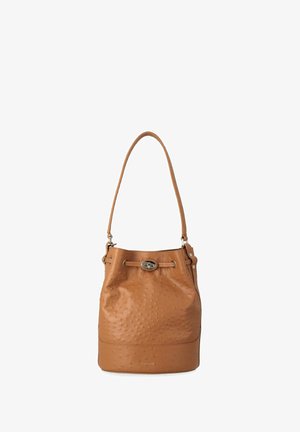 Sac seau en cuir couleur cognac avec bandoulière et surface texturée, doté d'une fermeture à boucle ovale argentée sur fond blanc.