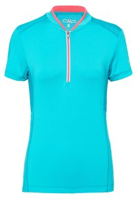 Una camiseta deportiva de color turquesa con mangas cortas, un cuello con cremallera y un acento coral en el cuello. Textura ligera y suave.