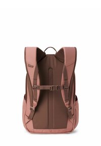 Mochila rosa y marrón con correas de hombro acolchadas, hebilla ajustable en el pecho y bolsillos laterales. Tejido texturizado con acentos lisos.