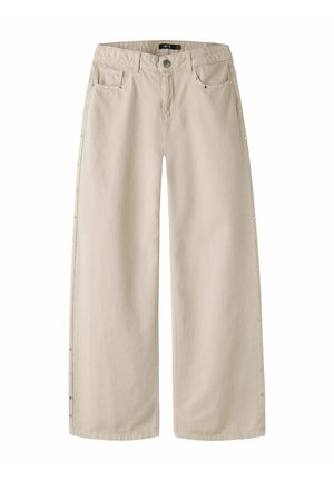 Bež široke hlače s gumbom i patentnim zatvaračem sprijeda, petljama za remen, prednjim i džepom za kovanice, te malim metalnim zakovicama duž vanjskih bočnih šavova.