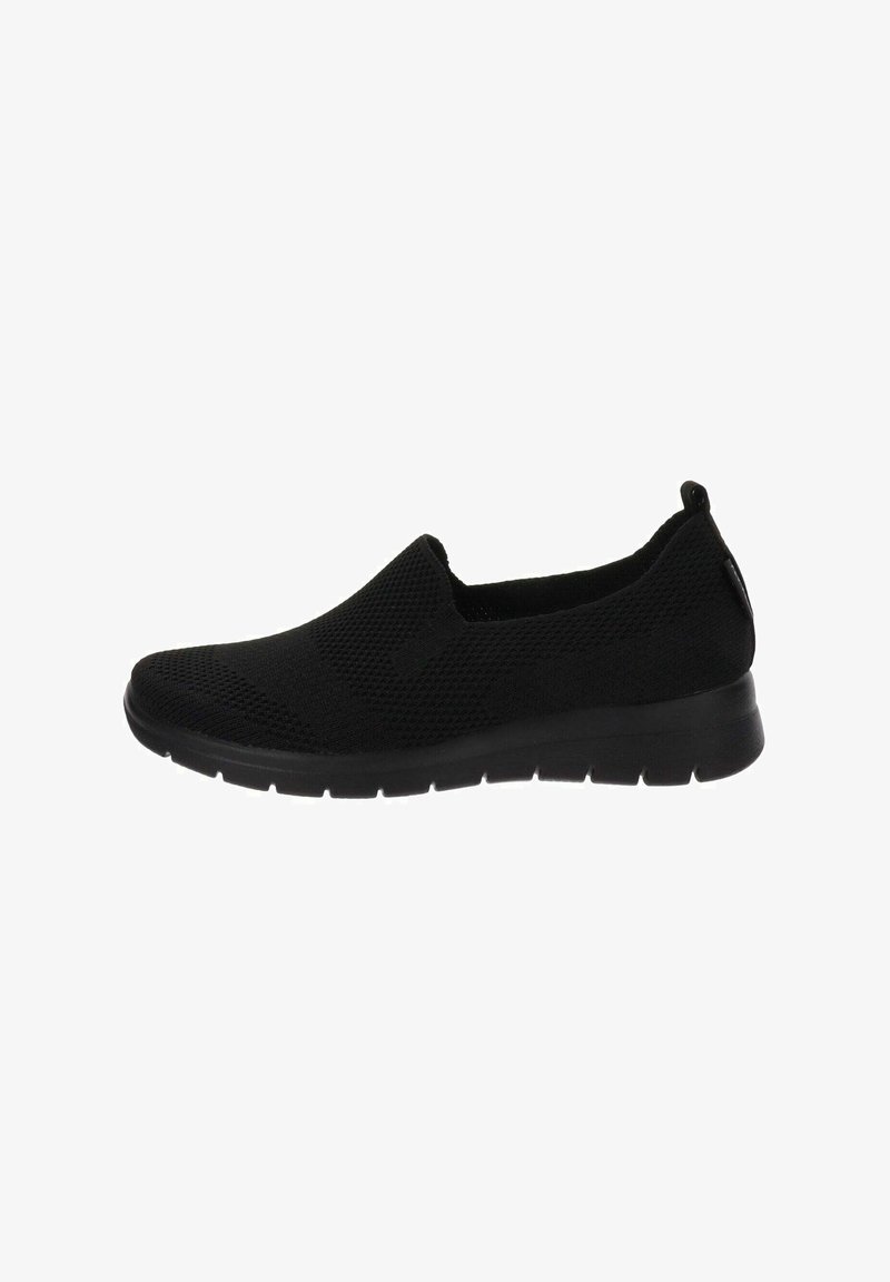 Zapatos negros tipo slip-on hechos de una tela texturizada, con suela flexible y diseño minimalista. Presentan un talón bajo y parte superior elástica para facilitar su uso.