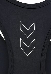 Schwarzes Sport- Tanktop aus glattem Stoff mit drei weißen Chevronformen auf der Vorderseite und Racerback-Design.